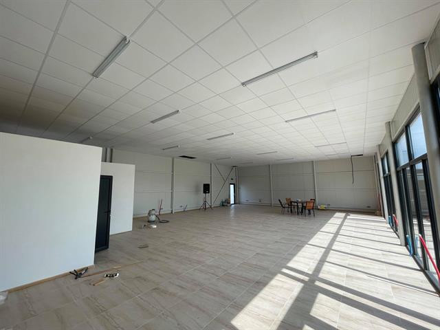 Spatiu Comercial (153 mp), Iezureni
