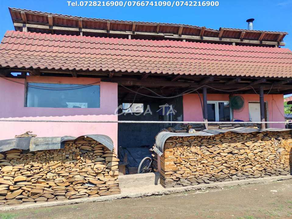 Casa situata în Samarinesti, sat Valea Bisericii