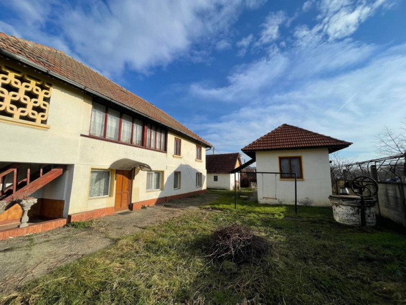Casa 5 Camere, P+1 si Anexe, Strada Livezi