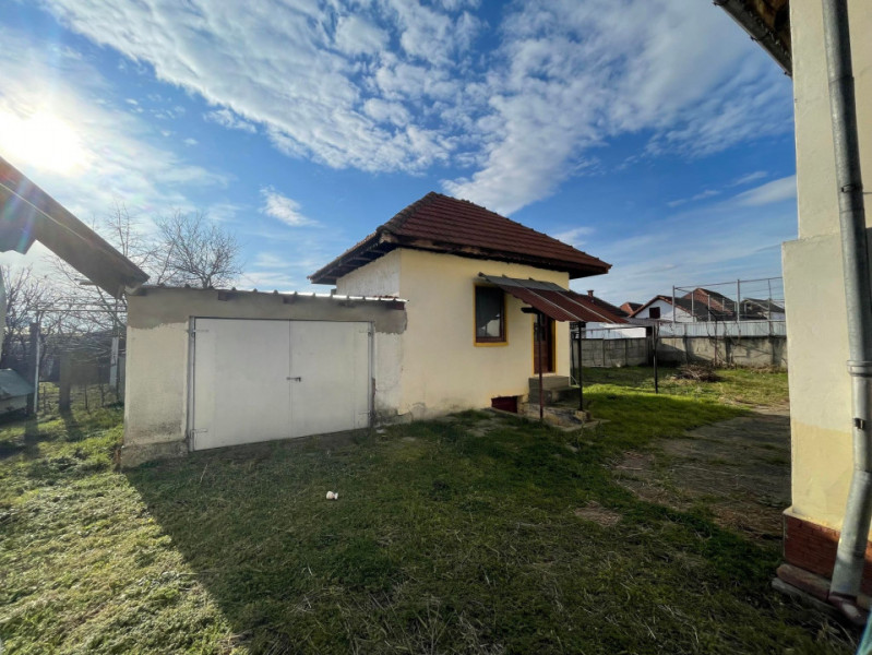 Casa 5 Camere, P+1 si Anexe, Strada Livezi
