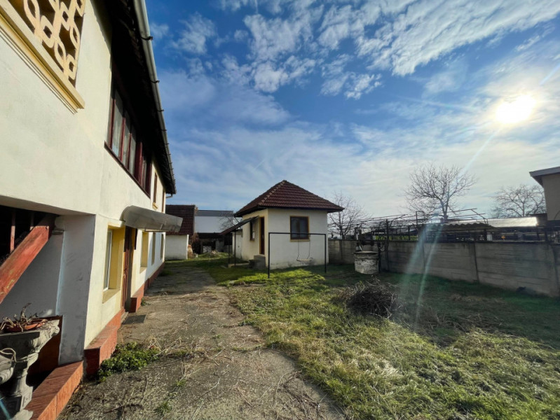 Casa 5 Camere, P+1 si Anexe, Strada Livezi