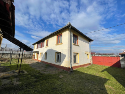 Casa 5 Camere, P+1 si Anexe, Strada Livezi