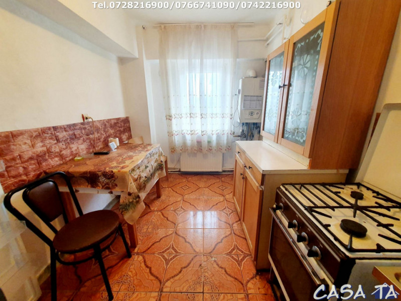 Închiriere apartament 4 camere, Etaj 1, Central