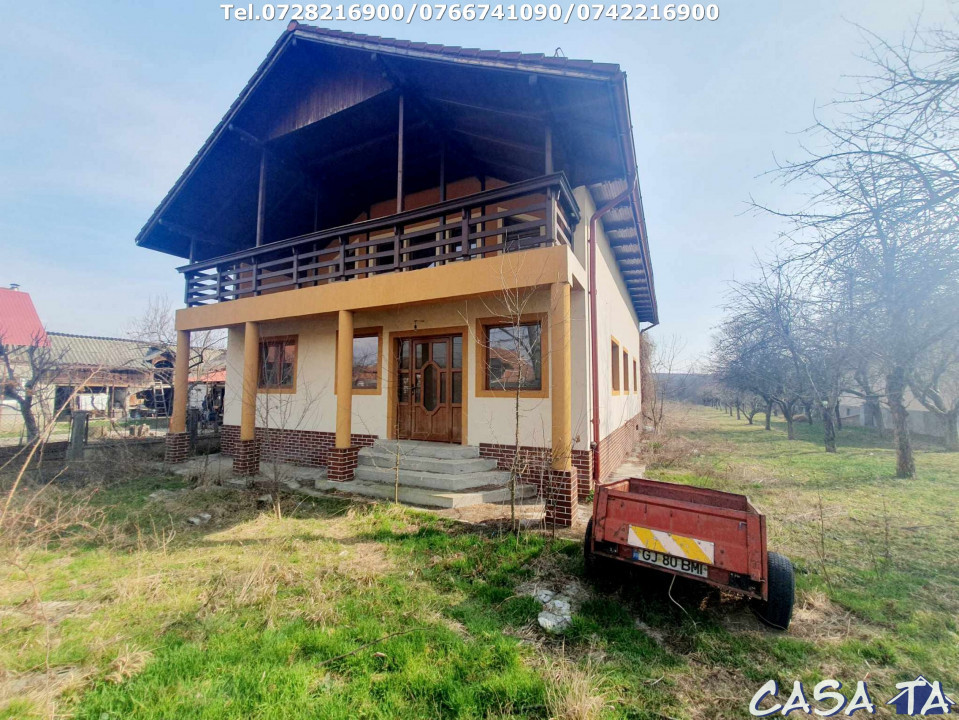 Casa D+P+M, situata în Arcani (Campofeni)