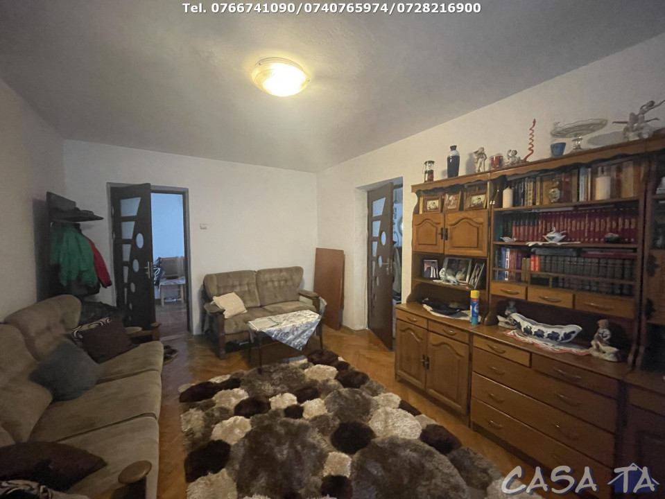 Apartament 3 Camere, Etaj 4, Strada Aleea Teilor