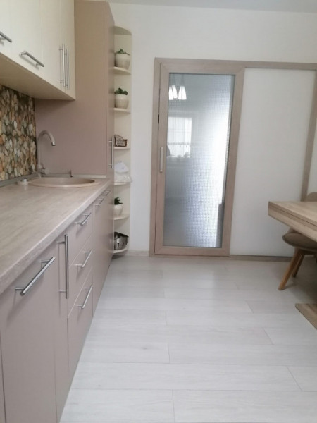 Apartament 4 camere, situat în Târgu Jiu, Str. 22 Decembrie 1989