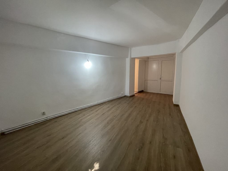 Apartament 5 Camere, Etaj 1, Zona Centrala